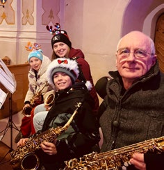 Junge Musikerinnen und Musiker beim gemeinsamen Musizieren